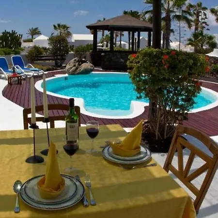 Playa Blanca Sleeps 6 Pool Wifi Apartment